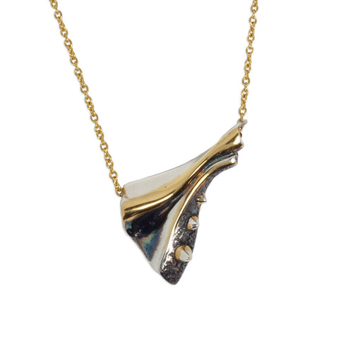 GOLDEN METALLIC FOLD NECKLACE.