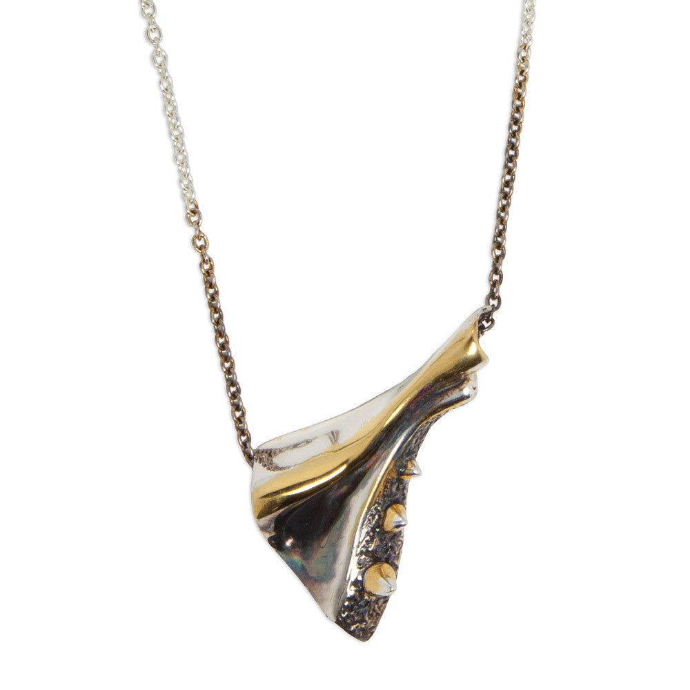 METALLIC FOLD AND ROCK STUD NECKLACE.